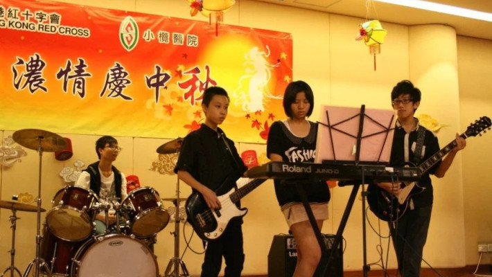 樂兒學生參與小欖醫院表演，為院友打氣。