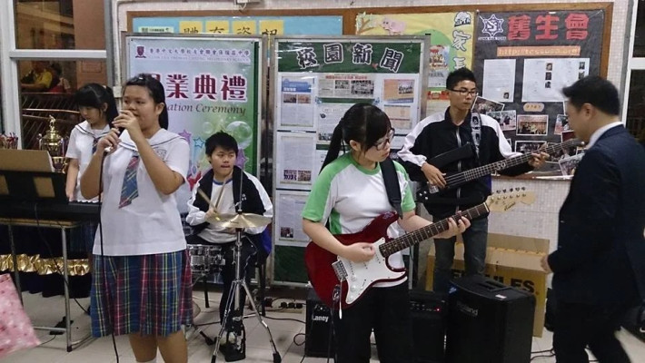 天水圍張煊昌中學流行樂隊為畢業生賣力獻唱